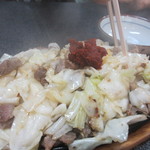 スタミナ焼肉鉄板王 - 辛いタレは入れすぎると激辛になっちゃうから注意して使いましょう、私達はまず辛くないタレで塩味を調整しました。
