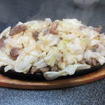 スタミナ焼肉鉄板王 - 暫く待つとお待ちかねの鉄板焼き２人前１３９０円の登場です。