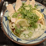 丸亀製麺 - ねばとろ鶏ぶっかけうどん、ネギ投入