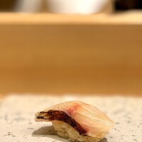 山本進一郎 - ヒメジ。 オジサンとも呼ばれますね。 ちゃんとムダな水が抜かれてて上品で旨い。 皮目を炙った芳ばしい香りが一層旨い。 お代わりするお客さん多かった。