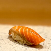 山本進一郎 - サーモン。 江戸前鮨屋でサーモンはめずらしいですね。 マスはここ数年、北海道から西日本までよく目にするようになりましたが。 でも、脂ののりもよくねっとりと絡む食感はなかなかです。
