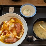 松屋 - 料理写真:旨辛玉子ソーセージ丼＋クーポンのポテサラ