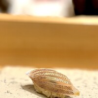 山本進一郎 - お代わり　〜　タイ。 ヒメジも旨かったし、タイも旨かった。 焼きサンマの小丼は対象外だろうから、迷ってタイに。 いや〜、旨い。 このおまかせが4,000円少々ってお値打ち過ぎ。 だからもうマグロの呪から開放されて、もっと自由に握ってほしい。