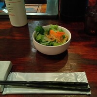 鉄板ダイニング 哲 - サラダが先に配膳される