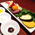 Gohanya Noukano Daidokoro - 前菜の生野菜。甘味噌、塩、オリーブオイルがついています