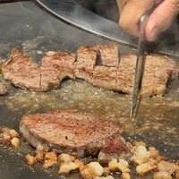 ステーキ・慶 - 綺麗にカットしてくれます。
