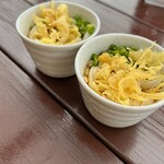 ししまる製麵所 - 待ち時間長いからと頂いた小鉢のうどん！感動(T ^ T)