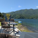 ao LAKESIDE CAFE - 湖面に近いテラス席