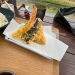 ししまる製麵所 - 天ぷらはエビ、ナス、ピーマン、かぼちゃ、さつまいも、カラッと揚がってて良し♡