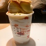 21時にアイス - 料理写真:いちごミルフィーユ 解れやすいクラッカーはソフトクリームに潜り込ませてむにむににしてからいただく。おいし。いちごの酸味がもうちょっとあったらいちごっぽかったかな