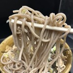 なぜ蕎麦にラー油を入れるのか。 - 料理写真:2025/9/12 ディナーで利用。ポーク肉そば(大)(1,050円)