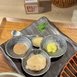 Tokyo Style Noodle ほたて日和 - 手前：帆立のカルパッチョ　右：山葵　左：鰹塩　奥：酢橘果汁　奥々：ディル（ハーブ）