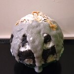 京氷ゆきみ庵 - 氷に黒いシロップがかかっており、その上から、灰色のクリーミーなソースがたっぷりかかっていてナッツが添えられている〜!!( ^o^)ﾉ