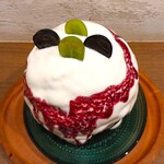 京かき氷 つみき - 中に入っているぶどうの旨みが凝縮したレーズンのねっとりとした食感が良いアクセントになっていて、白(シャインマスカット)と黒(ナガノパープル)の高級ぶどうの両方の味が堪能できた、まさに名前の通り『至高』のかき氷だぁ～!!( ^o^)ﾉ