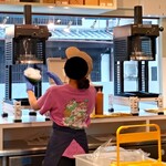 京かき氷 つみき - スワン(池永鉄工)のブロック氷専用氷削機で盛りつけをしている店員さん～!!( ^o^)ﾉ