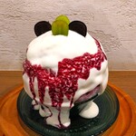 京かき氷 つみき - 白色のクリーム、パープル色のクリームソースがたっぷりかかっており、その上にさらに、白色のクリームがかかって、シャインマスカット、ナガノパープルが添えられている〜!!( ^o^)ﾉ