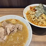 らーめん菊 - 限定『パタン』（ラー油味）（1,450円）＋自家製ニラキムチ（200円）、ニンニクコール