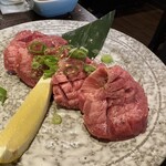炭火焼肉 肉刺し にく式 - 