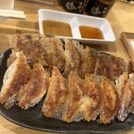 ぎょうざ 歩兵 - ぎょうざ上の段がにんにくあり。下の段が生姜ぎょうざ。