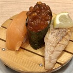 回転寿司 沼津 すし之助 - 料理写真:サーモン3点盛り682円