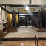 潜龍 - 巨大な麒麟像が迎えてくれます