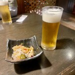 はたご家 - お通し（中華クラゲ酢の物）、サッポロクラシック樽生 グラスピール