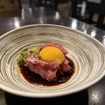 炭火焼肉 肉刺し にく式 南郷18丁目店 - 和牛霜降りユッケ