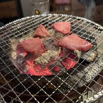 炭火焼肉 肉刺し にく式 - 上タンを炭火で