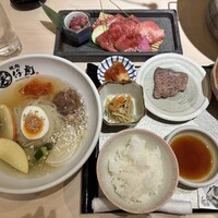 牛刺しと焼肉 仔虎 クリスロード店 - 