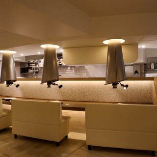 ソファーのカウンター席