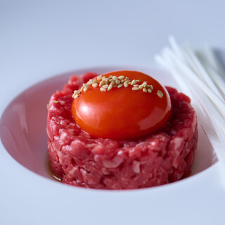 人気のユッケ！濃縮されたお肉の旨味が口いっぱいに広がります♪