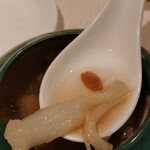 Li Bai Cantonese Restaurant - 漢方のような食材