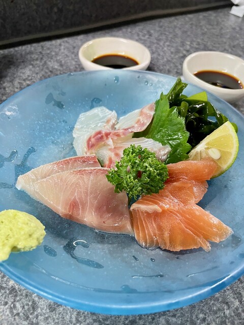 大衆居酒屋ページ かっちゃんの大衆酒場 the STAND＞地元客と観光客でにぎわう活気