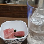 立呑みよもだ - マグロのぶつと酎ハイ