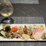 バリック ドゥエ - 前菜盛合せと白ワイン