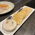 肉とワインのイタリアン酒場more - イチヂクチーズクラッカー美味しい