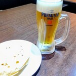 タレマム 本格インド ネパール料理店 - ビールセットのビールとパパド
