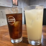 炭火焼さがんもん - 妻と息子の烏龍茶とカルピス。