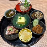 完全個室完備 郷土酒肴 あおもり屋 - 青森八寸: 上から時計回りに、ポテサラ、キノコのずるずる、ナンバの南蛮味噌、数の子と姫筍の浸し豆、酒粕パテ、茎わかめと蓮根の梅しそ和え、中央は、とうもろこし豆腐