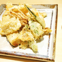 十三蔵 - てんぷら盛り合わせ。胡麻豆腐のてんぷらも。
