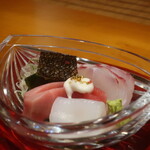 319790339 - 鮪、ダルマイカ、真鯛、真鯛の皮の盛合せアップ