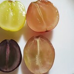 秀果園 - 左上;シャインマスカット
                                左下;ナガノパープル
                                右上;クイーンニーナ
                                右下;クイーンルージュ