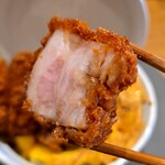 かつ之 - 低温調理された分厚いロースはジューシーで衣サクサク