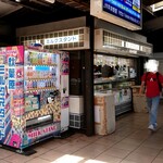 パンと牛乳の店 ミルクスタンド - 店の横に自販機が！