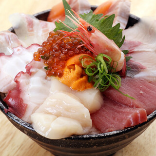 ～16時限定❗️鮮度抜群の海鮮丼や定食が人気のランチ✨