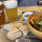 横須賀ビール - 料理写真:クラフトビール　横須賀野菜のサラダボールとバケット