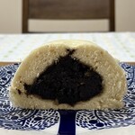 江戸清 - クルミ入り黒ゴマあんまん