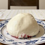 江戸清 - ブタまん
蒸し器で蒸したてで薄っすら蒸気がたちのぼっています