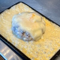 鉄板和食とワイン 萬鉄 - たぎるチーズ！