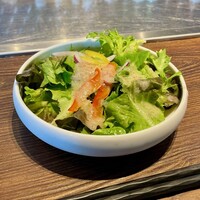 鉄板和食とワイン 萬鉄 - 玉ねぎのドレッシングが少し甘めで美味しかったです